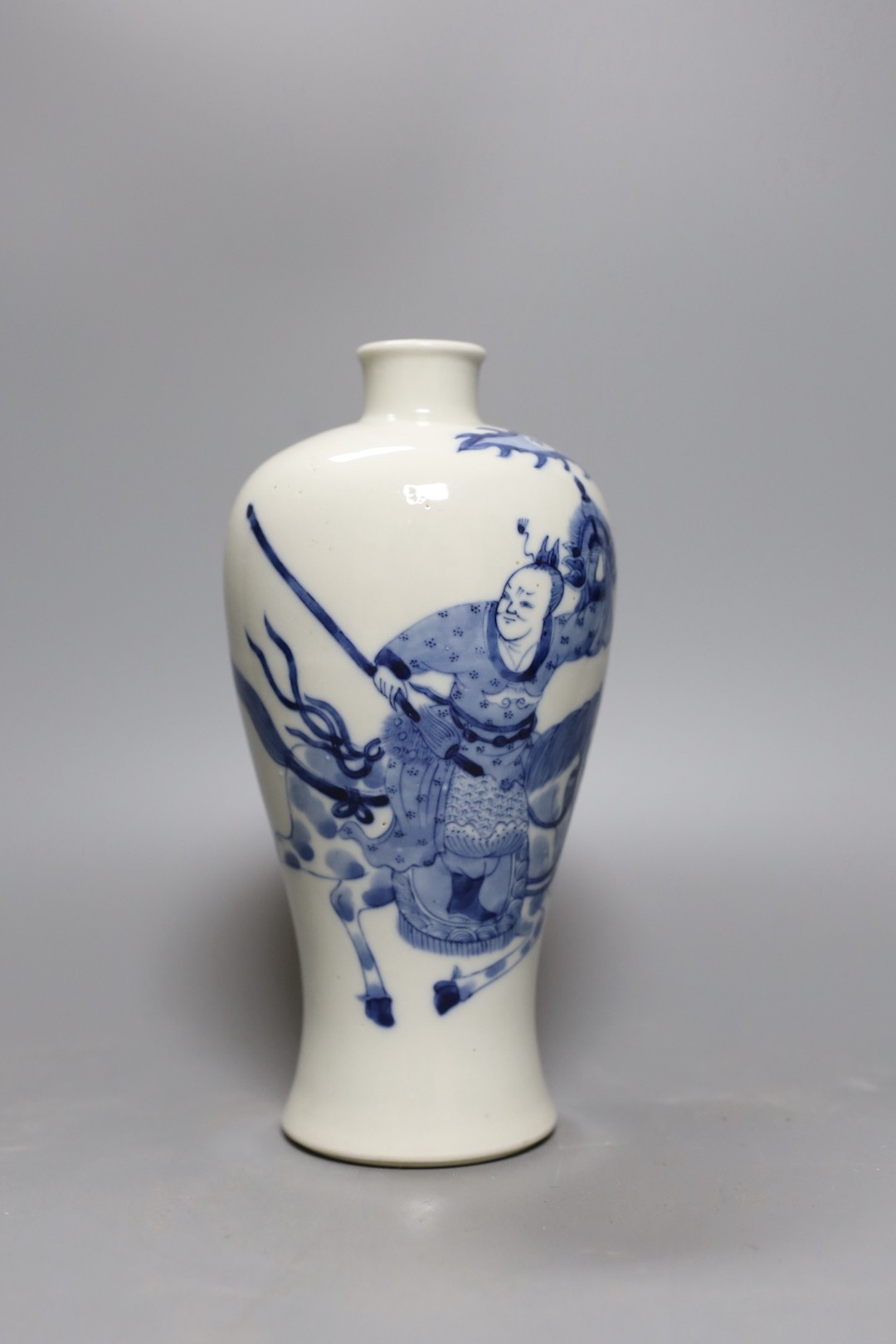 A Chinese blue and white figural meiping, 21.5cm